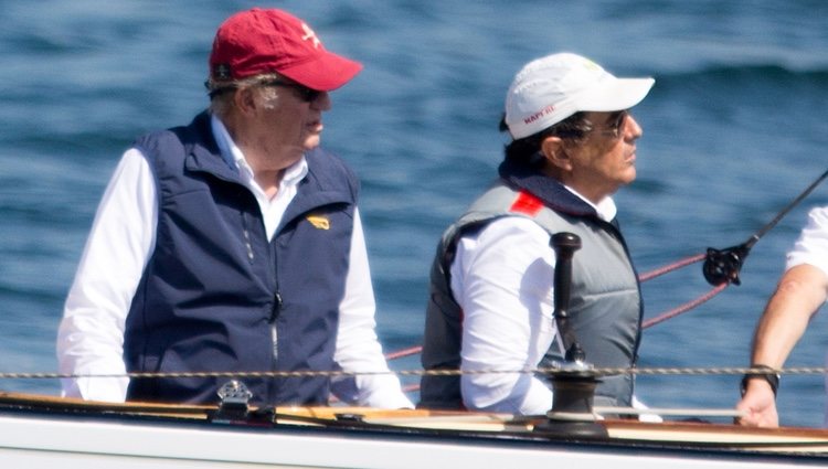 El Rey Juan Carlos navegando en el Bribón en Baiona
