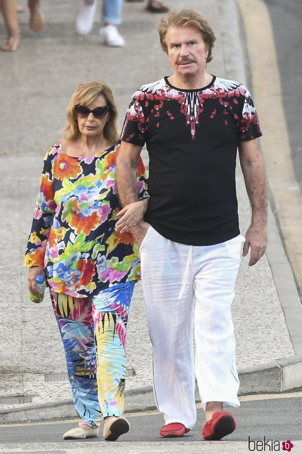 Bigote Arrocet y María Teresa Campos pasean por Málaga en vacaciones