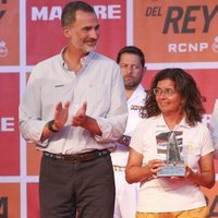 El Rey Felipe con la Infanta Elena tras entregar su trofeo por el segundo puesto del Titia en la Copa del Rey de Vela 2018