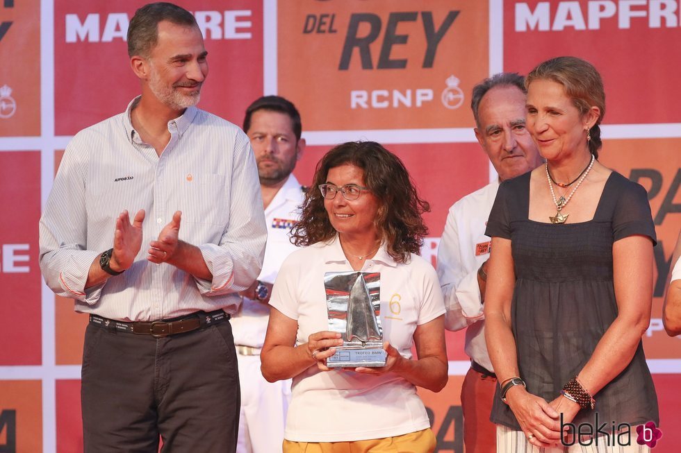 El Rey Felipe con la Infanta Elena tras entregar su trofeo por el segundo puesto del Titia en la Copa del Rey de Vela 2018