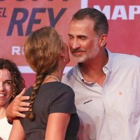El Rey Felipe y la Infanta Elena se dan un beso en la entrega de trofeos de la Copa del Rey de Vela 2018