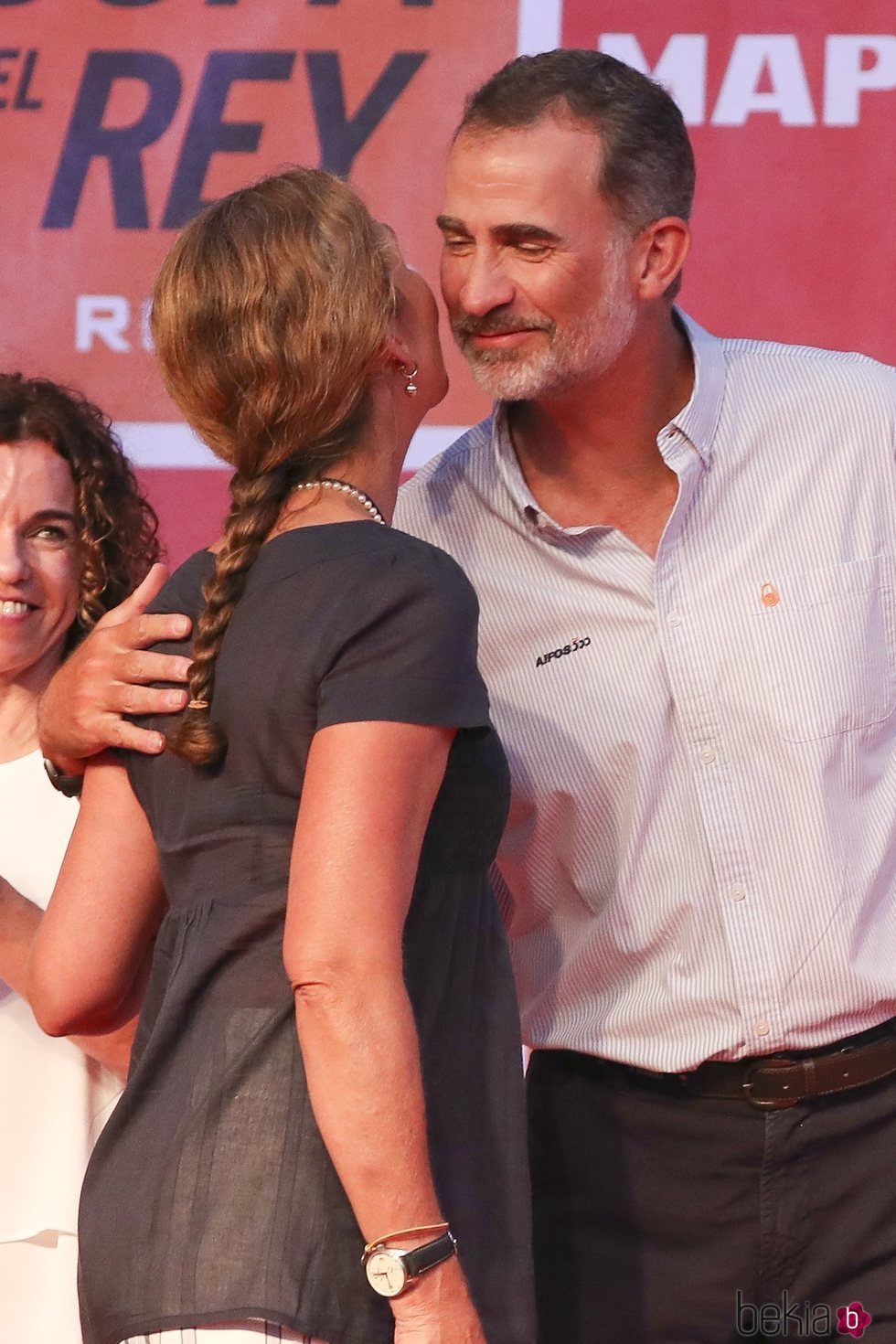 El Rey Felipe y la Infanta Elena se dan un beso en la entrega de trofeos de la Copa del Rey de Vela 2018