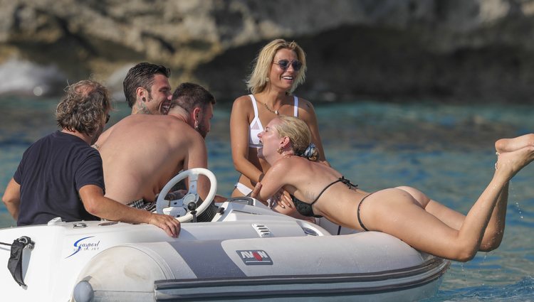 Chiara Ferragni tiene dificultades para subirse a una pequeña lancha en Ibiza
