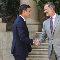 El Rey Felipe y Pedro Sánchez se saludan afectuosamente en su despacho de verano en Marivent