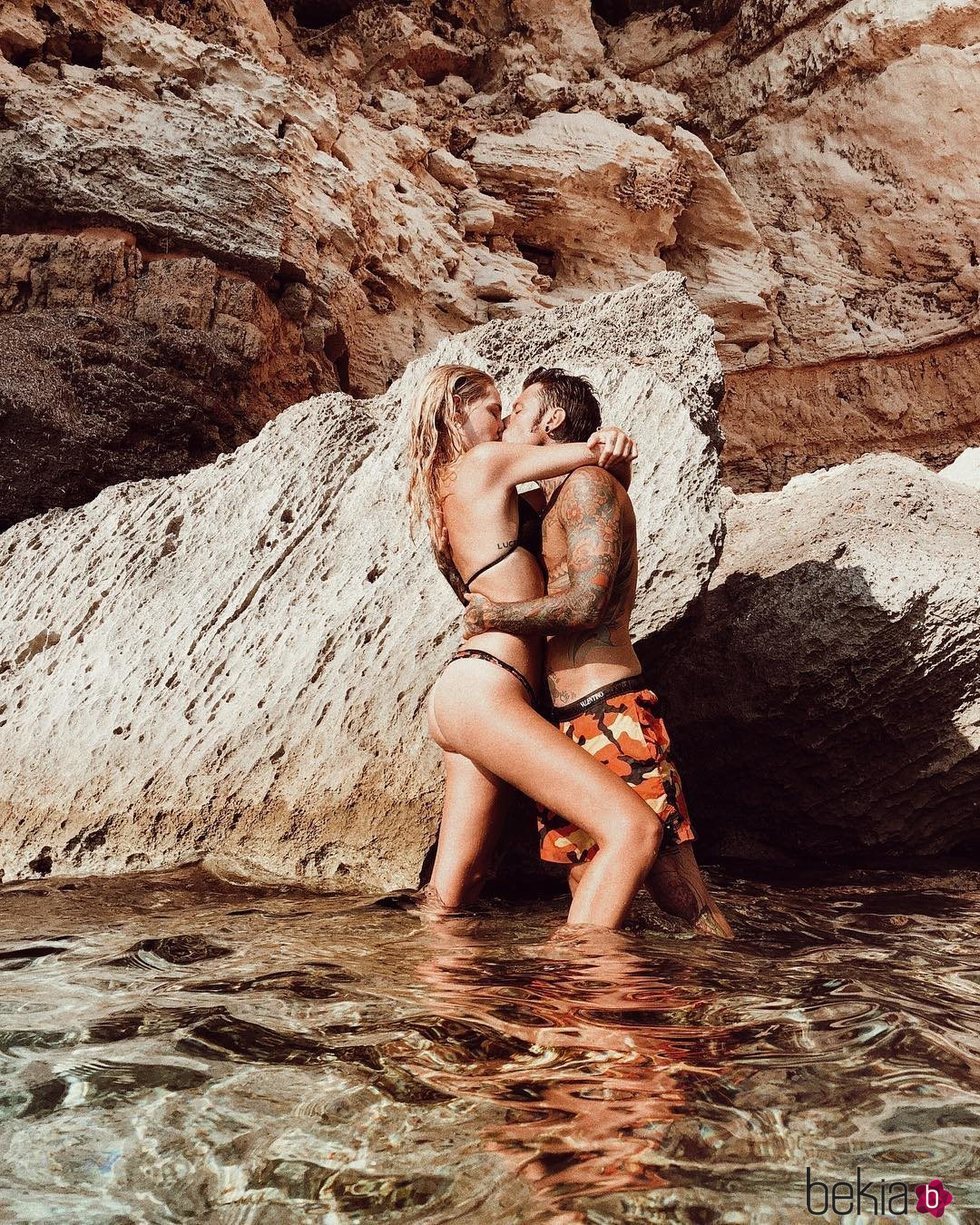 Chiara Ferragni y Fedez aprovecharon las calas de Ibiza para sacarse fotos en pareja
