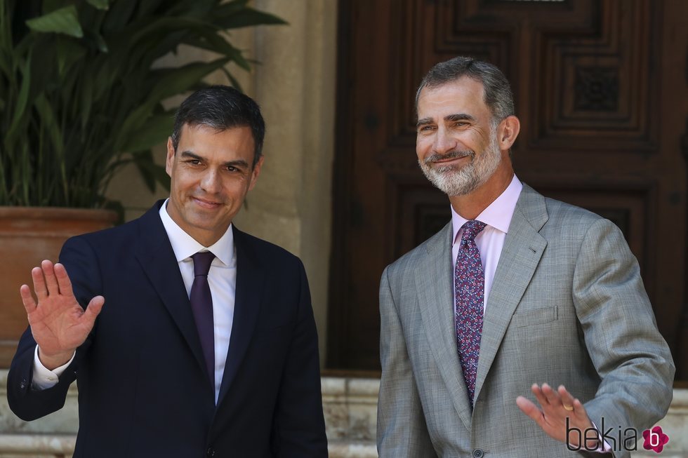 Pedro Sánchez y el Rey Felipe, muy sonrientes en su primer despacho de verano juntos en Marivent