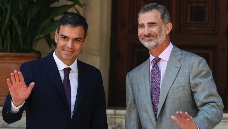 Pedro Sánchez y el Rey Felipe, muy sonrientes en su primer despacho de verano juntos en Marivent