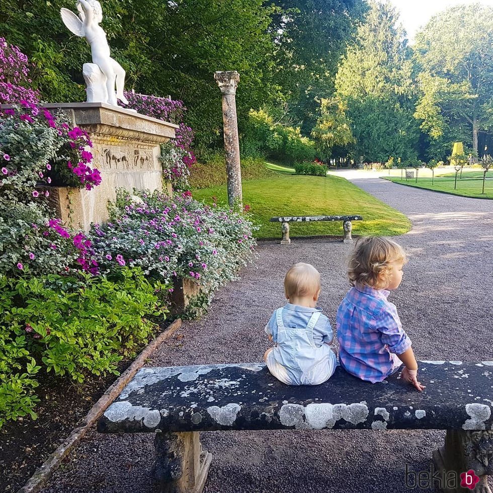 Los Príncipes Alejandro y Gabriel de Suecia en los jardines de Solliden