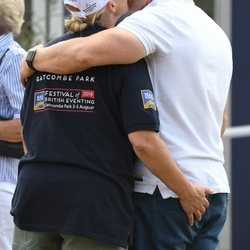 Zara Phillips y Mike Tindall se besan apasionadamente durante un festival en Gatcombe Park