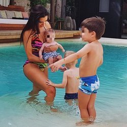 Pilar Rubio con sus hijos Sergio, Marco y Álex en la piscina