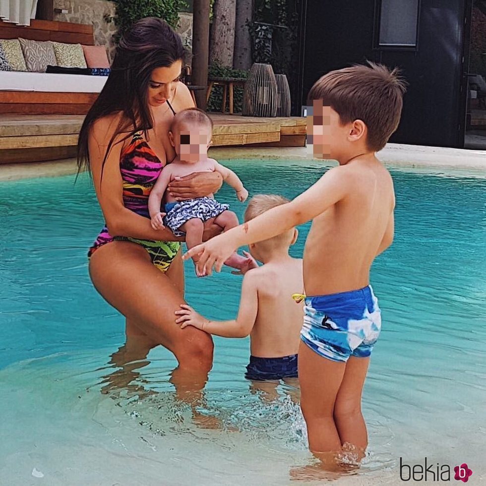 Pilar Rubio con sus hijos Sergio, Marco y Álex en la piscina