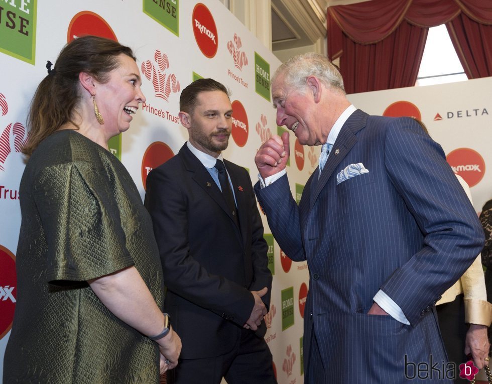 El Príncipe de Gales bromea con Tom Hardy y Olivia Colman en un acto de su organización 'The Prince's Trust