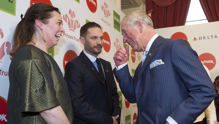 El Príncipe de Gales bromea con Tom Hardy y Olivia Colman en un acto de su organización 'The Prince's Trust