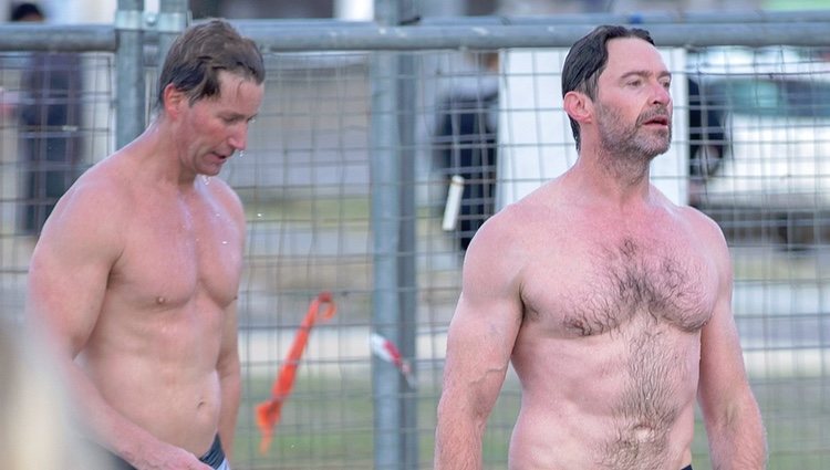 Hugh Jackman en la playa con su entrenador personal, Michael Ryan
