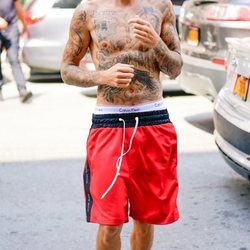 Justin Bieber se pasea sin camiseta por las calles de Nueva York