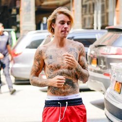 Justin Bieber se pasea sin camiseta por las calles de Nueva York