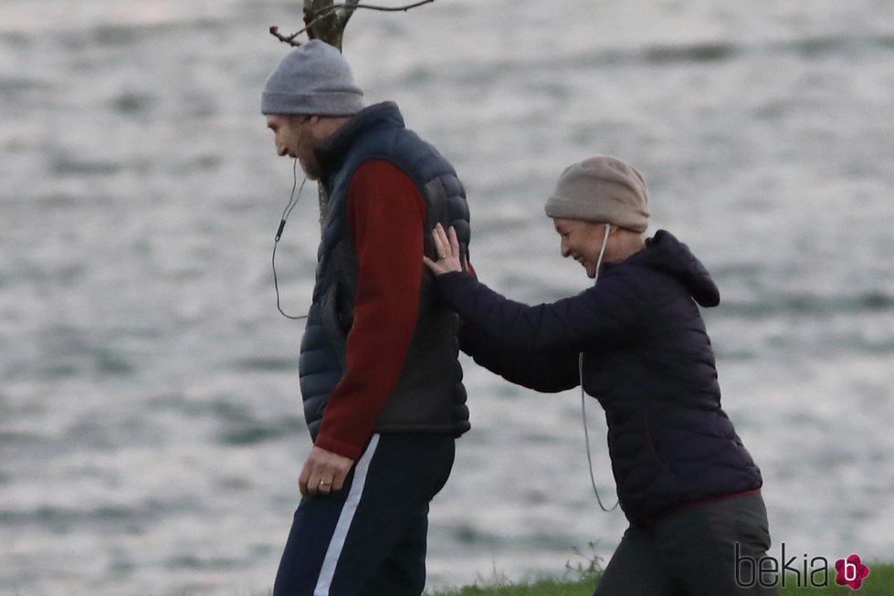 Liam Neeson y Lesley Manville muy divertidos durante el rodaje de 'Gente normal'