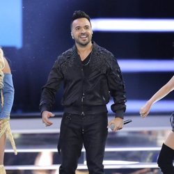 Karol G, Luis Fonsi y Paty Cantú actuando en los Billboard Latin Music Awards de 2018