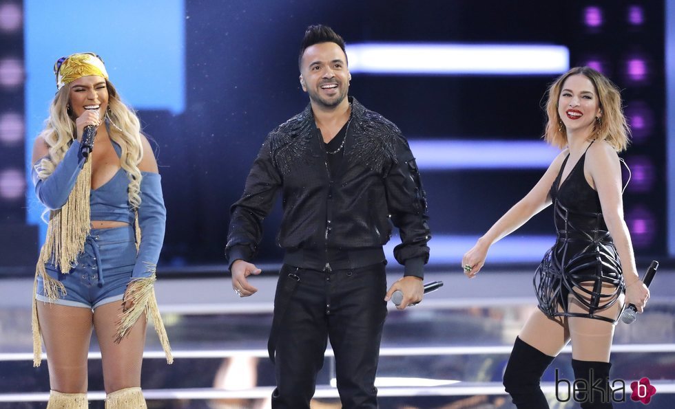 Karol G, Luis Fonsi y Paty Cantú actuando en los Billboard Latin Music Awards de 2018