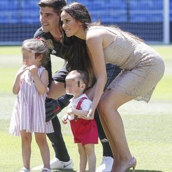 Thibaut Courtois junto a su ex y sus hijos en la presentación con el Real Madrid