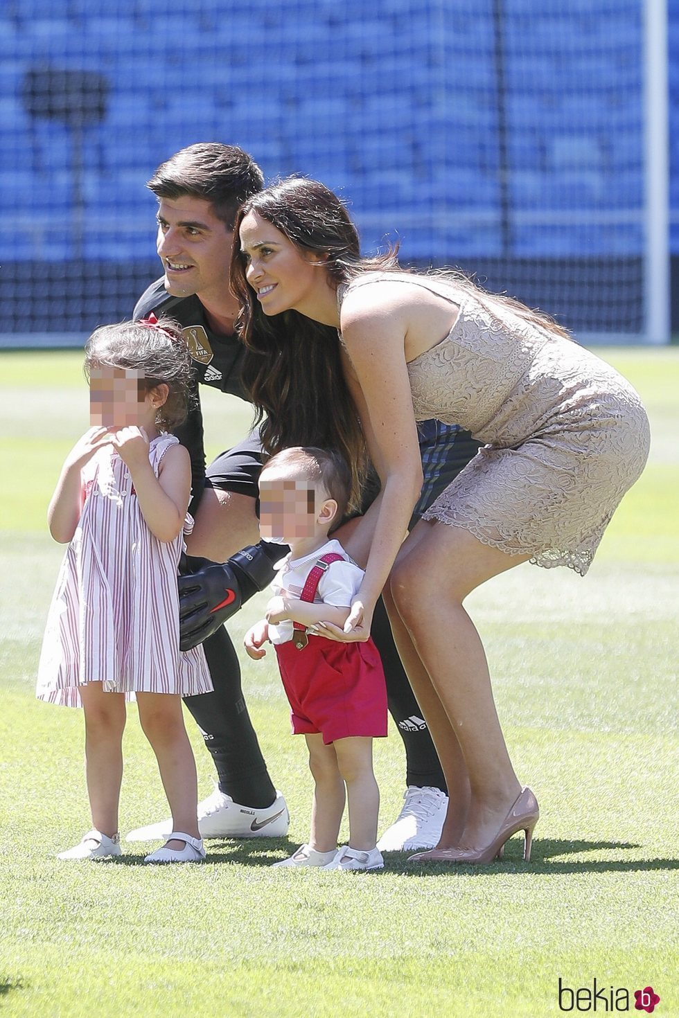 Thibaut Courtois junto a su ex y sus hijos en la presentación con el Real Madrid
