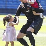 Thibaut Courtois con sus dos hijos en el Santiago Bernabéu
