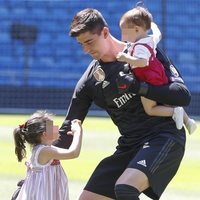Thibaut Courtois con sus dos hijos en el Santiago Bernabéu