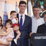 Thibaut Coutois junto a su familia durante su presentación con el Real Madrid