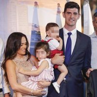 Thibaut Coutois junto a su familia durante su presentación con el Real Madrid