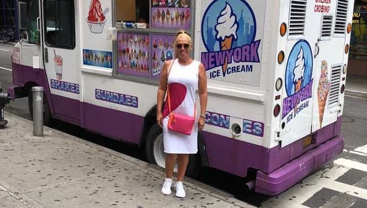 Belén Esteban posando junto a un carrito de helados durante sus vacaciones en Nueva York