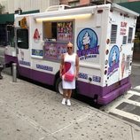 Belén Esteban posando junto a un carrito de helados durante sus vacaciones en Nueva York