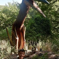 Federico de Dinamarca en el bosque de dinosaurios de Knuthenborg Safari Park