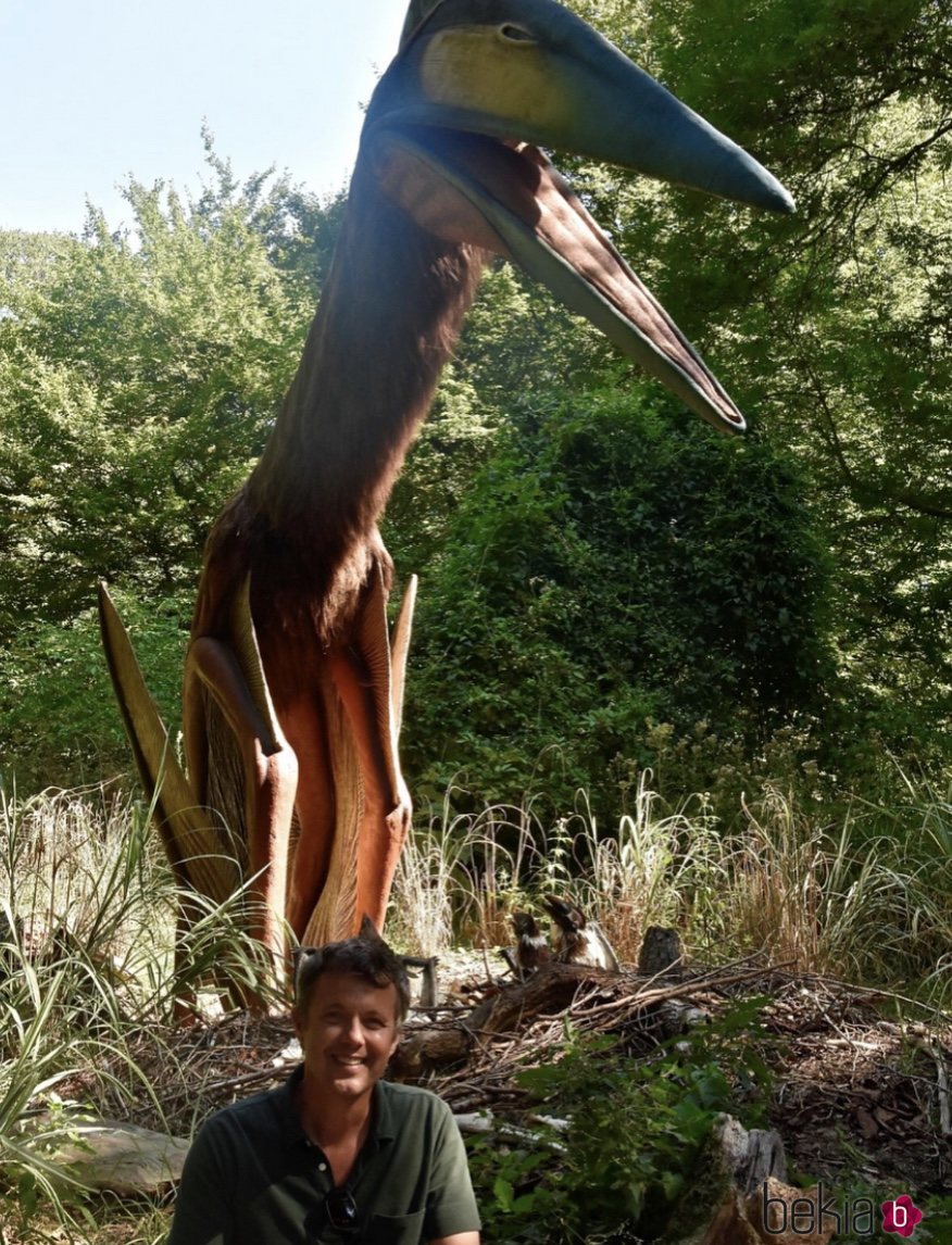 Federico de Dinamarca en el bosque de dinosaurios de Knuthenborg Safari Park