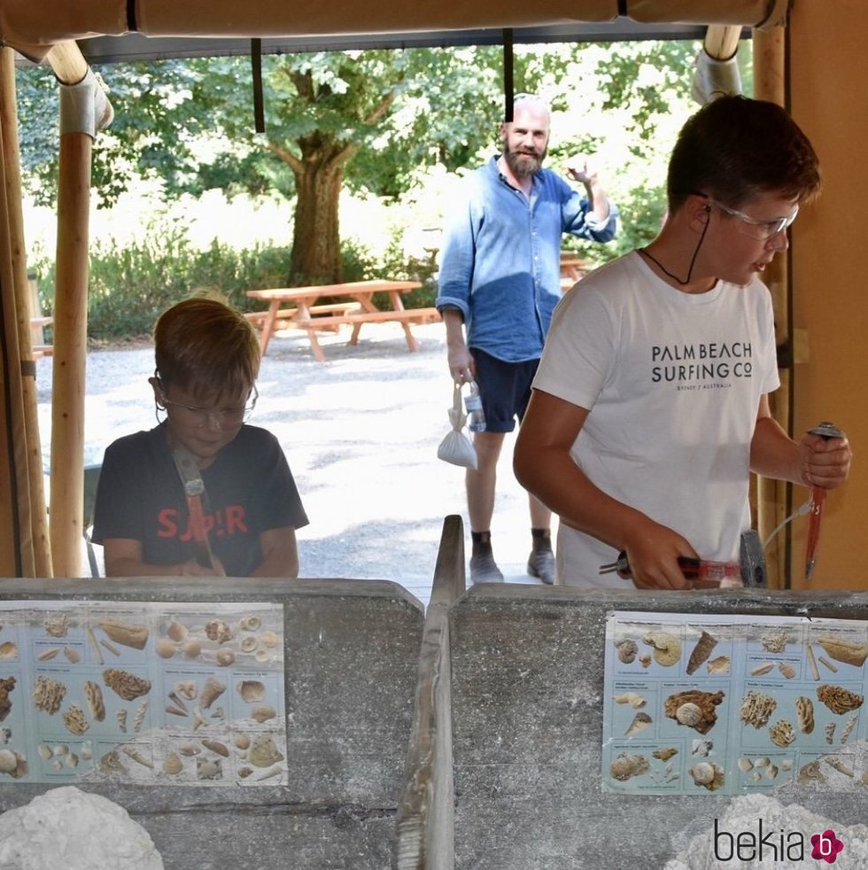 Vicente y Christian de Dinamarca buscando fósiles en Knuthenborg Safari Park