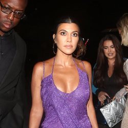 Kourtney Kardashian llegando a la fiesta del 21 cumpleaños de Kylie Jenner
