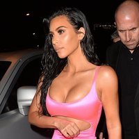 Kim Kardashian llegando a la fiesta del 21 cumpleaños de Kylie Jenner