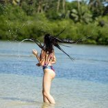 Farrah Abraham moviendo el pelo en la playa