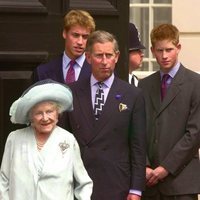 La Reina Madre, el Príncipe Carlos, el Príncipe Guillermo y el Príncipe Harry