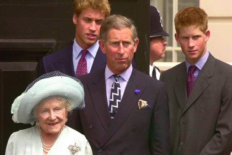 La Reina Madre, el Príncipe Carlos, el Príncipe Guillermo y el Príncipe Harry