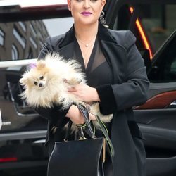 Kelly Osbourne con su perro en Nueva York en 2017