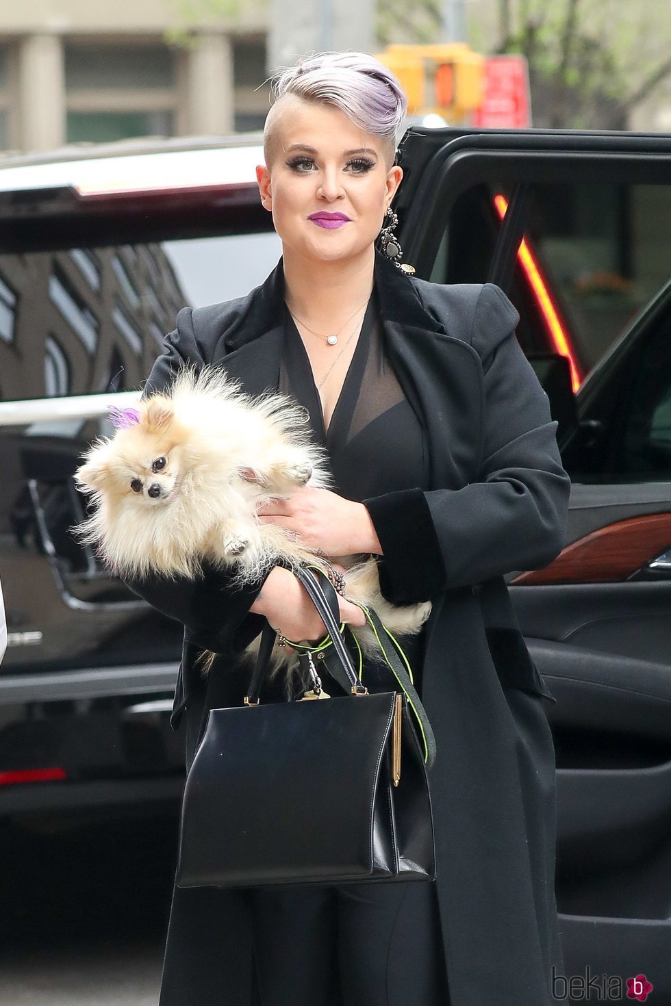 Kelly Osbourne con su perro en Nueva York en 2017