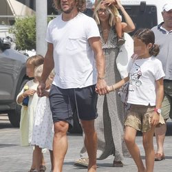 Carles Puyol y Vanessa Lorenzo por las calles de Ibiza en familia
