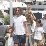 Carles Puyol y Vanessa Lorenzo por las calles de Ibiza en familia