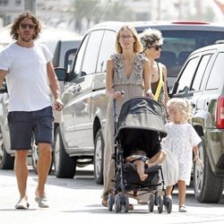 Carles Puyol y Vanessa Lorenzo con sus hijas por Ibiza