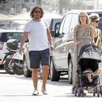 Carles Puyol y Vanessa Lorenzo con sus hijas por Ibiza