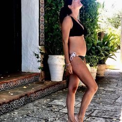 Lourdes Montes presumiendo de embarazo en bikini