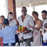 Jennifer Lopez y Alex Rodríguez posan para una foto en Capri