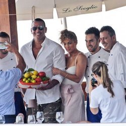 Jennifer Lopez y Alex Rodríguez posan para una foto en Capri