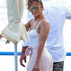 Jennifer Lopez y Alex Rodríguez caminan por Capri en sus vacaciones