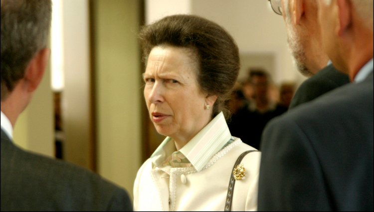 Ana de Inglaterra con rostro malhumorado durante un acto oficial